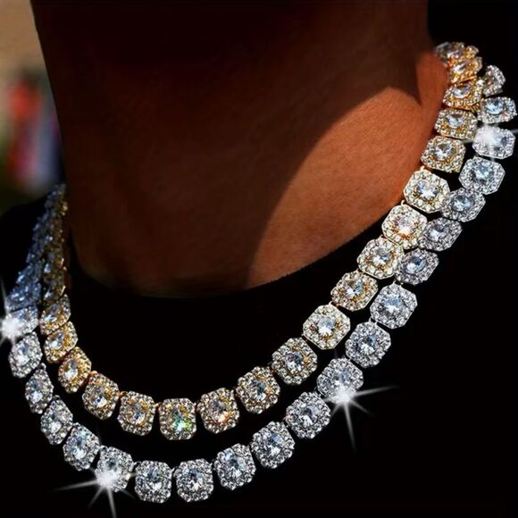 🔷 Elegant Silver Necklace with Crystal Accents 🔷 - Picture 5 of 5